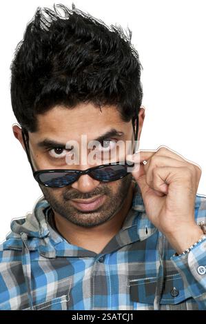 Jeune bel homme arabe attrayant avec des lunettes de soleil Banque D'Images