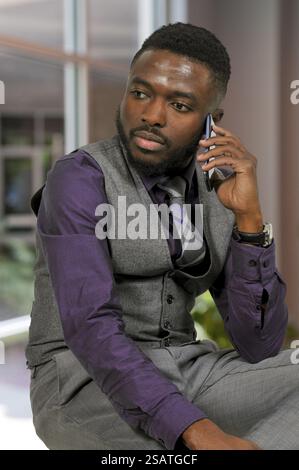 Young African American black man talking on a cell phone Banque D'Images