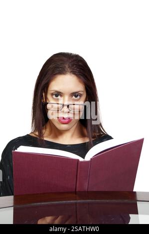 Une belle jeune femme hispanique lisant un livre Banque D'Images