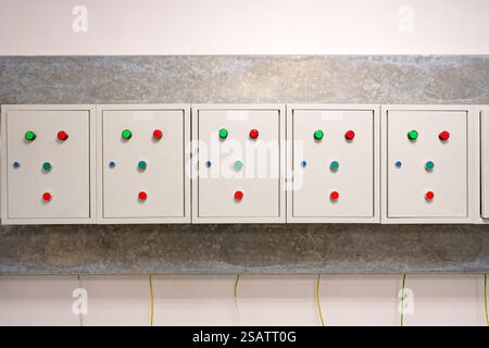 Panneau de commande avec voyants lumineux et boutons dans un cadre industriel moderne Banque D'Images