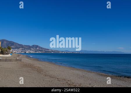 Photo du beau front de mer dans la ville de Fuengirola Mijas à Spains Costa Del sol montrant le front de mer de sable connu localement sous le nom de Playa El Eji Banque D'Images