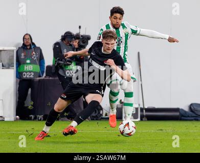 Budapest, Hongrie. 30 janvier 2025. Maxim Dekker de l'AZ Alkmaar se bat pour la possession avec Kady de Ferencvarosi TC lors du match de phase MD8 de l'UEFA Europa League 2024/25 entre Ferencvarosi TC et l'AZ Alkmaar au stade Ferencvaros le 30 janvier 2025 à Budapest, Hongrie. Crédit : Laszlo Szirtesi/Alamy Live News Banque D'Images
