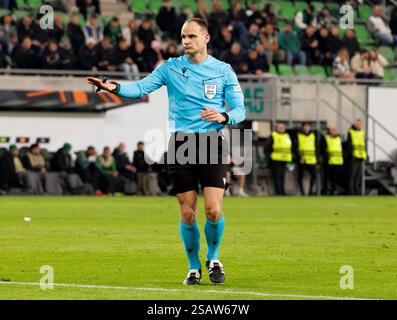 Budapest, Hongrie. 30 janvier 2025. L'arbitre Nenad Minakovic réagit lors du match de l'UEFA Europa League 2024/25 phase MD8 entre Ferencvarosi TC et AZ Alkmaar au stade Ferencvaros le 30 janvier 2025 à Budapest, Hongrie. Crédit : Laszlo Szirtesi/Alamy Live News Banque D'Images