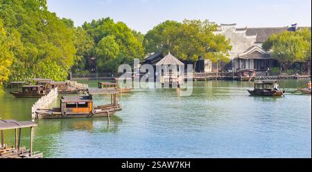 Panorama de bateaux traditionnels en bois sur le lac dans le village ouest de Wuzhen, Chine Banque D'Images