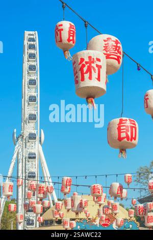 Lanternes chinoises suspendues et Brisbane Ferris Wheel en arrière-plan, Brisbane, Queensland, Australie, Australasie Banque D'Images