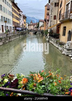 Vieille ville d'Annecy avec ses beaux canaux, haute-Savoie, France Banque D'Images