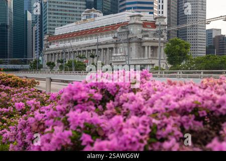 Le Fullerton Hotel Singapore est un hôtel de luxe cinq étoiles situé près de l'embouchure d'une rivière qui était à l'origine le bureau de poste général et construit sur Banque D'Images