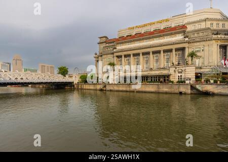 Le Fullerton Hotel Singapore est un hôtel de luxe cinq étoiles situé près de l'embouchure d'une rivière qui était à l'origine le bureau de poste général et construit sur Banque D'Images