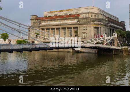 Le Fullerton Hotel Singapore est un hôtel de luxe cinq étoiles situé près de l'embouchure d'une rivière qui était à l'origine le bureau de poste général et construit sur Banque D'Images