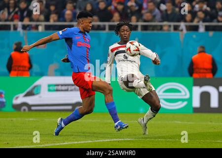 Roumanie, Roumanie. 30 janvier 2025. Noussair Mazraoui de Manchester United affronte David Miculescu de la FCSB lors du match de football de l'UEFA Europa League entre Manchester United et la FCSB à Bucarest, Roumanie, le 30 janvier 2025. Crédit : Cristian Cristel/Xinhua/Alamy Live News Banque D'Images