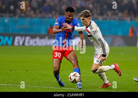 Roumanie, Roumanie. 30 janvier 2025. Alejandro Garnacho (R) de Manchester United affronte Siyabonga Ngezana de la FCSB lors du match de football de l'UEFA Europa League entre Manchester United et la FCSB à Bucarest, Roumanie, le 30 janvier 2025. Crédit : Cristian Cristel/Xinhua/Alamy Live News Banque D'Images