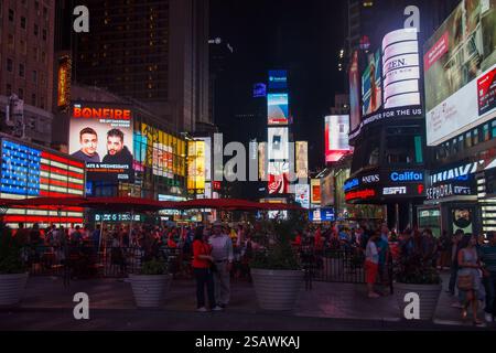 Les panneaux d'affichage attrayants colorés lors de la nuit animée à Times Square, Midtown Manhattan, New York City, États-Unis Banque D'Images