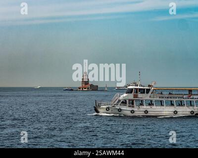 Belle journée avec vue sur l'emblématique Maiden's Tower entourée de bateaux sur les eaux sereines du Bosphore. Une démonstration exemplaire de tra maritime Banque D'Images