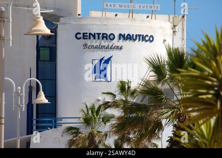 Benalmadena, Espagne - 23 avril 2024 : bâtiment Centro Nautico dans la Marina de Benalmadena en Espagne. Banque D'Images