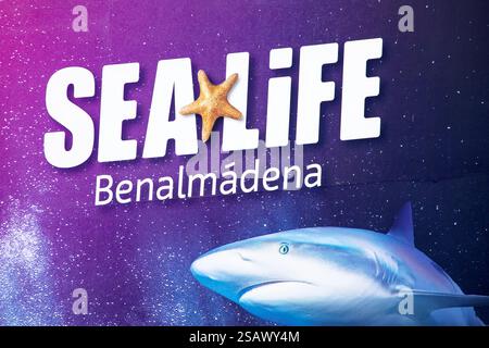 Benalmadena, Espagne - 23 avril 2024 : gros plan du panneau à l'extérieur de l'attraction touristique Sea Life Centre à Benalmadena, Espagne. Banque D'Images