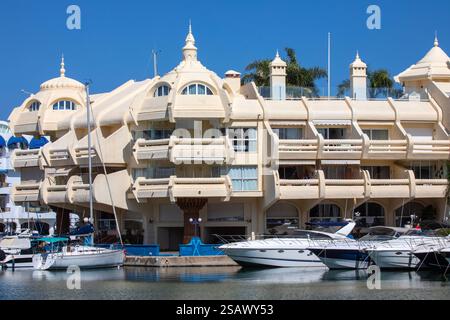 Benalmadena, Espagne - 23 avril 2024 : L'architecture de Puerto Marina à Benalmadena, Espagne. C'est l'une des meilleures marinas au monde avec des magasins, Banque D'Images