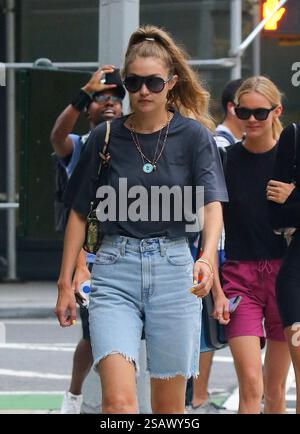 La mannequin Gigi Hadid porte un short en jean alors qu'elle marche avec des amis dans l'East Village le 14 août 2019 à New York Banque D'Images