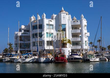 Benalmadena, Espagne - 23 avril 2024 : un des bâtiments de Puerto Marina à Benalmadena, Espagne. C'est l'une des meilleures marinas au monde avec SHO Banque D'Images