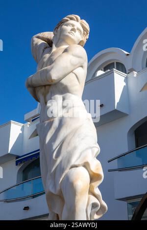 Benalmadena, Espagne - 23 avril 2024 : gros plan d'une sculpture à Puerto Marina à Benalmadena, Espagne. Banque D'Images