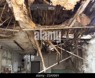ancien bâtiment abandonné avec un toit effondré Banque D'Images