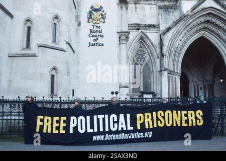 Londres, Royaume-Uni. 30 janvier 2025. Les manifestants portent une bannière « prisonniers politiques libres » devant les cours royales de justice pour soutenir les militants de Just Stop Oil qui font appel de leur condamnation. 16 militants, connus sous le nom de « Lord Walney 16 », ont été emprisonnés pour des manifestations contre le changement climatique. Crédit : Vuk Valcic/Alamy Live News Banque D'Images