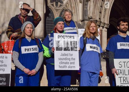 Londres, Royaume-Uni. 30 janvier 2025. Les médecins se tiennent devant les cours royales de justice pour soutenir les militants de Just Stop Oil qui font appel de leur condamnation. 16 militants, connus sous le nom de « Lord Walney 16 », ont été emprisonnés pour des manifestations contre le changement climatique. Crédit : Vuk Valcic/Alamy Live News Banque D'Images