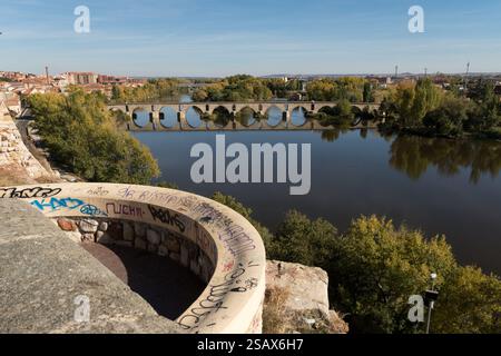 ZAMORA, ESPAGNE - 03 NOVEMBRE 2018 : Pont de pierre de Zamora et la rivière Duero dans une journée ensoleillée en automne depuis belvédère. Banque D'Images