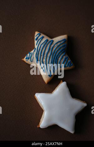 Biscuits en pain d'épices faits maison en forme d'étoiles Banque D'Images