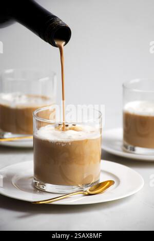 Boisson alcoolisée versée sur un verre affogato Banque D'Images