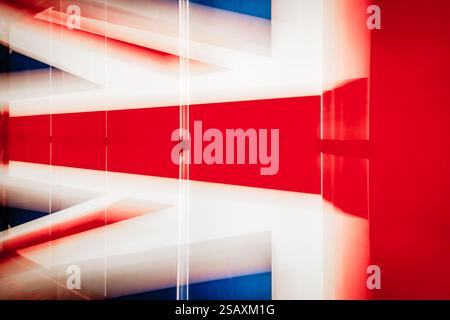 Un drapeau Union Jack coloré, créatif et légèrement déformé avec un design abstrait et moderne. Une touche artistique vibrante sur le symbole britannique emblématique. Banque D'Images