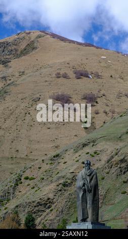 Stepansminda est une petite ville dans le nord-est de la Géorgie. Mount Kazbegi et Gergeti Trinity Church sont les points de repère. Banque D'Images