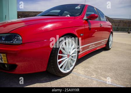 Rouge brillant alfa romeo 147 gta parking extérieur par une journée ensoleillée Banque D'Images