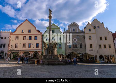 Il s'agit de la place de la vieille ville, une place publique avec des boutiques, des cafés et des restaurants dans le centre historique le 09 mai 2024 à Cesky Krumlov Banque D'Images