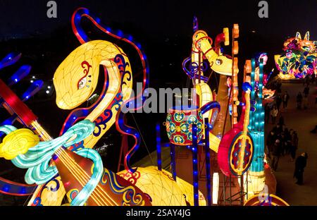 Pékin, Chine. 22 janvier 2025. Une photo de drone prise le 22 janvier 2025 montre des visiteurs regardant des lanternes sur le mur de la ville de Xi'an pendant le Festival des lanternes de Chang'an 2025 à Xi'an, dans la province du Shaanxi au nord-ouest de la Chine. Le Festival des lanternes de Chang'an 2025 a officiellement ouvert ici le 22 janvier pour marquer le nouvel an lunaire chinois. Crédit : Zou Jingyi/Xinhua/Alamy Live News Banque D'Images