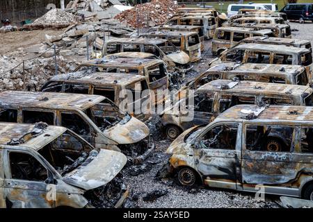 Munich, Allemagne. 31 janvier 2025. De nombreux véhicules de service brûlés peuvent être vus sur le terrain de l'escadron de chiens de police. Les enquêteurs sur les incendies et la sécurité de l'État enquêtent après que 23 véhicules de police ont été incendiés devant le poste de police. Crédit : Matthias Balk/dpa/Alamy Live News Banque D'Images