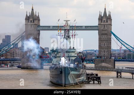 Londres, Royaume-Uni - 6 juin 2024 : un salut simulé d'arme du HMS Belfast à Londres, Royaume-Uni, pour commémorer le 80e anniversaire du jour J. Banque D'Images