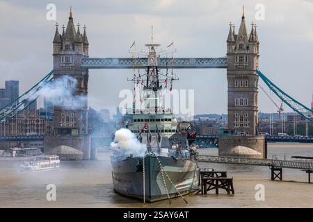Londres, Royaume-Uni - 6 juin 2024 : un salut simulé d'arme du HMS Belfast à Londres, Royaume-Uni, pour commémorer le 80e anniversaire du jour J. Banque D'Images