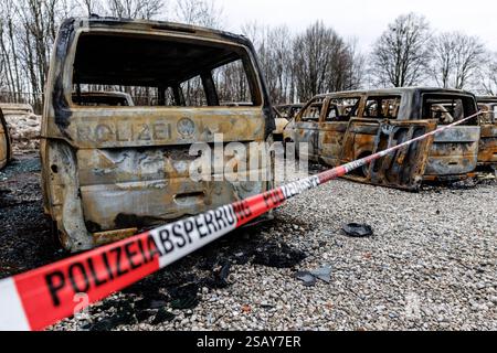 Munich, Allemagne. 31 janvier 2025. De nombreux véhicules de service brûlés peuvent être vus sur le terrain de l'escadron de chiens de police. Les enquêteurs sur les incendies et la sécurité de l'État enquêtent après que 23 véhicules de police ont été incendiés devant le poste de police. Crédit : Matthias Balk/dpa/Alamy Live News Banque D'Images
