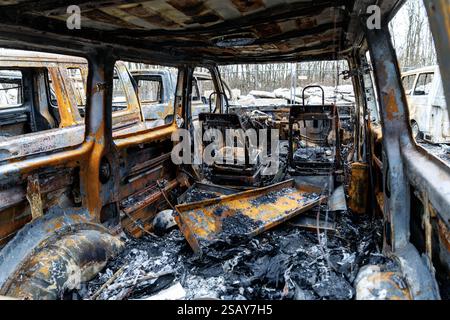 Munich, Allemagne. 31 janvier 2025. L'intérieur d'un véhicule de police brûlé peut être vu sur les terrains de l'escadron de chiens de police. Les enquêteurs sur les incendies et la sécurité de l'État enquêtent après que 23 véhicules de police ont brûlé devant le poste de police. Crédit : Matthias Balk/dpa/Alamy Live News Banque D'Images