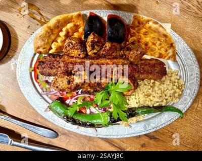 Kebab de style turc. Cuisine turque traditionnelle Adana Kebab. Urfa, Mardin Kebap. Cuisine du moyen-Orient servie au restaurant local kebap Banque D'Images