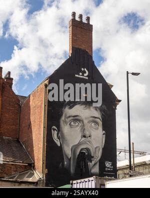 Ian Curtis murale repeinte sur le Star & Jarter à Fairfield Street, Manchester après que l'original ait été peint par erreur. ROYAUME-UNI Banque D'Images