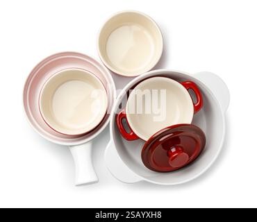 Différentes casseroles en céramique isolées sur blanc, vue de dessus. Ustensile de cuisson Banque D'Images