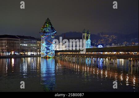 Wassertum avec installation lumineuse, Pont de la Chapelle sur la droite, Eglise des Jésuites sur la Reuss au crépuscule derrière, vieille ville, Lilu, Festival de la lumière 2025, Lucerne Banque D'Images