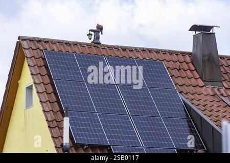Système solaire sur le toit d'une maison individuelle. Darmolmaennchen comme cavalier de toit. Stuttgart, Bade-Wuerttemberg, Allemagne, Europe Banque D'Images