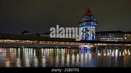 Wassertum avec installation lumineuse, pont de la Chapelle gauche sur la Reuss au crépuscule, vieille ville, Lilu, Festival de la lumière 2025, Lucerne, canton de Lucerne, Suisla Banque D'Images