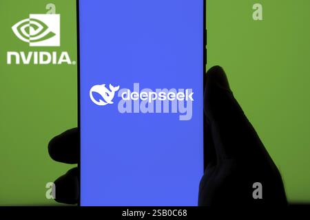 Les logos DeepSeek et NVIDIA sont affichés sur l'écran du smartphone, représentant la technologie IA et l'industrie des semi-conducteurs Banque D'Images