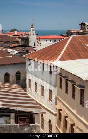 Znz488 Afrique Tanzanie, Zanzibar, Stonetown, toits de la vieille ville regardant vers le temple hindou Shiv Shakti Banque D'Images
