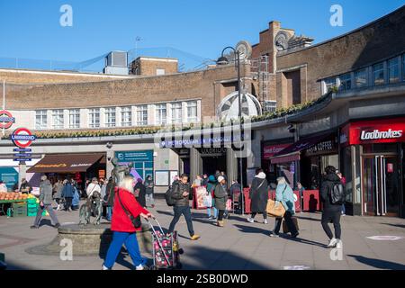 Uxbridge, Royaume-Uni. 30 janvier 2025. Shoppers dehors à Uxbridge. Crédit : Maureen McLean/Alamy Banque D'Images