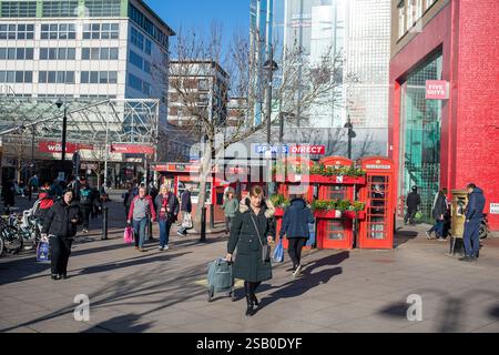 Uxbridge, Royaume-Uni. 30 janvier 2025. Shoppers dehors à Uxbridge. Crédit : Maureen McLean/Alamy Banque D'Images