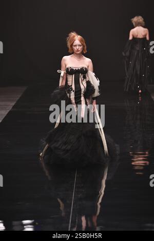 BERLIN, ALLEMAGNE - janvier 31 : un mannequin marche sur la piste pendant le Danny Reinke Runway Show dans le cadre du COLLECTIVEFOUR au Uber Eats Music Hall le 31 janvier 2025 à Berlin, Allemagne. Banque D'Images